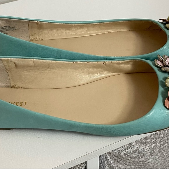 Turquoise Nine West flats with Flowers, 8 - Picture 3 of 4